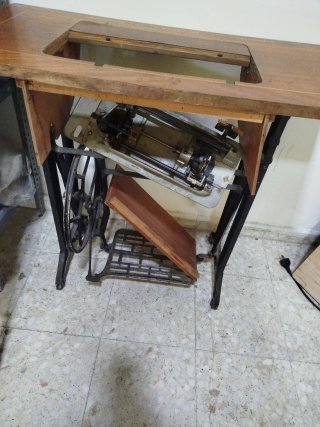 Mesa antigua de máquina de coser