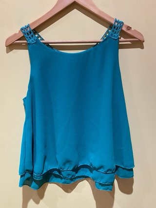 Blusa verde con cuello de crochet