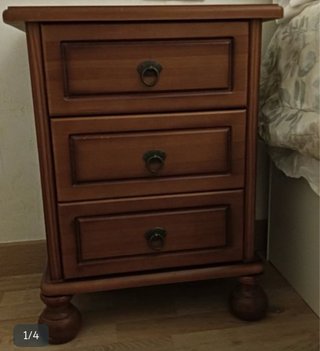 Mesita de noche de madera