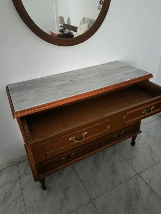 Cómoda cajonera de madera marrón cubierta mármol