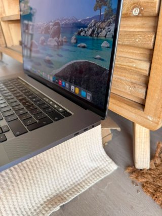 MacBook Pro 16" 2019 i7 16GB RAM 512 GB SSD