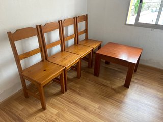 Conjunto mesa y 4 sillas de madera