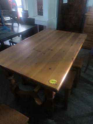 Mesa de pino con 6 bancos