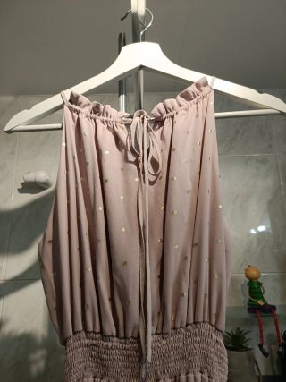 Vestido largo rosa con topos plateados