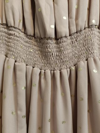 Vestido largo rosa con topos plateados
