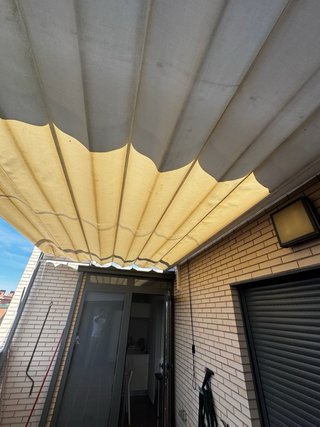 Pérgola de tela y metal beige
