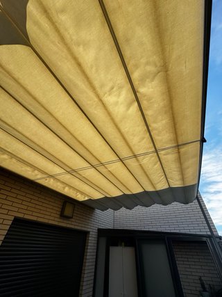 Pérgola de tela y metal beige