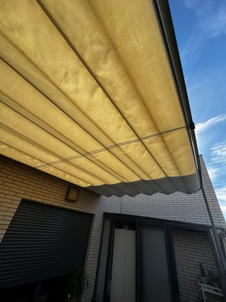 Pérgola de tela y metal beige
