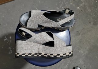 Sandalias cuña grises y negras