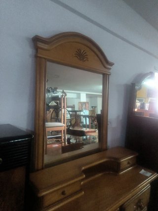 Cómoda y espejo de pino