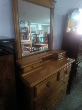 Cómoda y espejo de pino