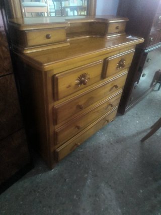 Cómoda y espejo de pino