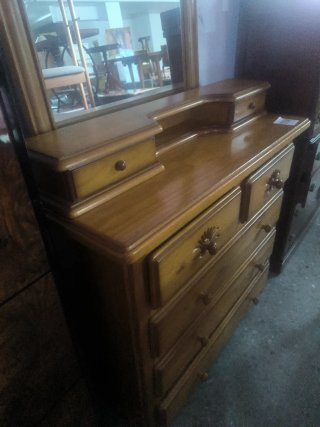 Cómoda y espejo de pino