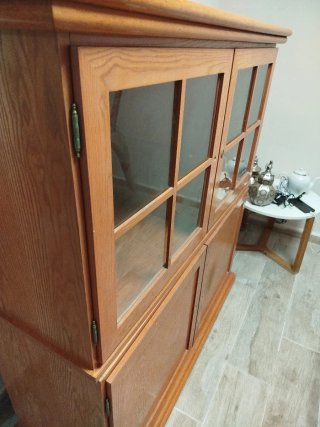 Vitrina de madera con puertas de cristal
