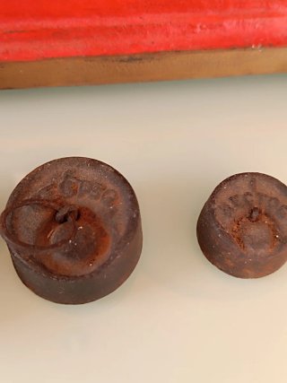 Balanza antigua con pesas