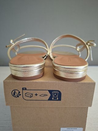 Sandalias CLAUDIE PIERLOT doradas T37