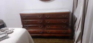 Cómoda de madera con tapa de mármol