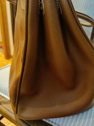 Bolso de cuero camel,medidas alto 26,ancho cm37.