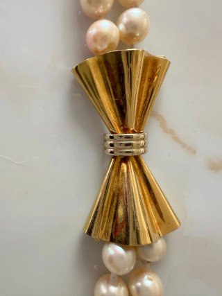 Collana di perle con chiusura a fiocco oro
