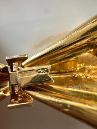 Collana di perle con chiusura a fiocco oro