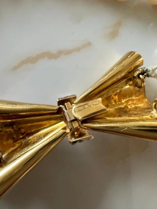 Collana di perle con chiusura a fiocco oro