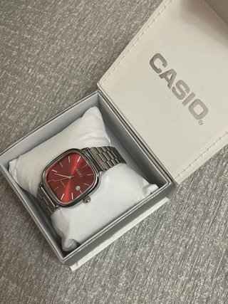Reloj Casio Vintage Rojo y Plateado