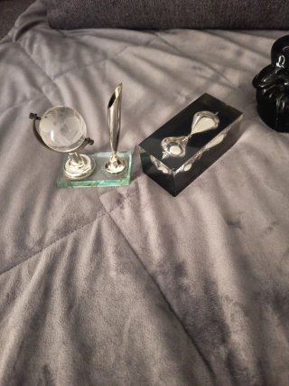Figuras buda, gallina, reloj, globo
