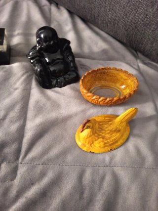 Figuras buda, gallina, reloj, globo