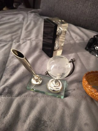 Figuras buda, gallina, reloj, globo