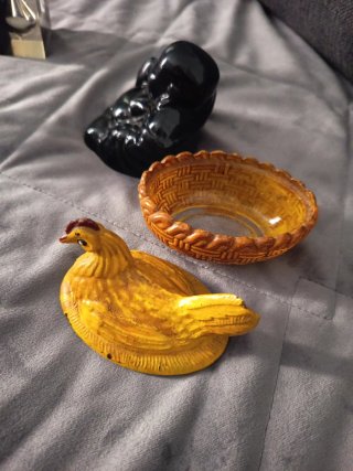 Figuras buda, gallina, reloj, globo