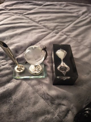 Figuras buda, gallina, reloj, globo