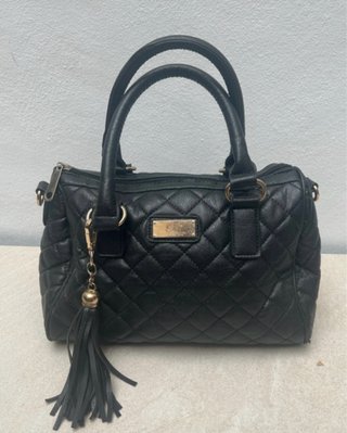 Bolso Negro Acolchado con Adorno