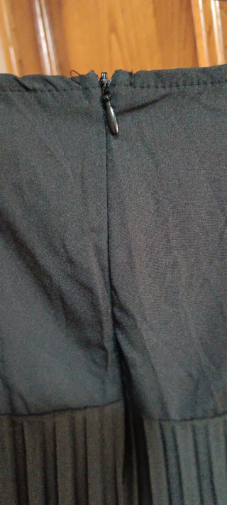 Vestido negro con pliegues