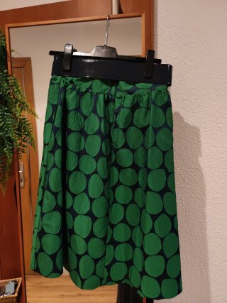 Falda verde con círculos negros