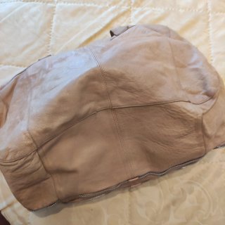 Bolso amplio de piel beige