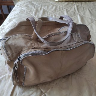 Bolso amplio de piel beige
