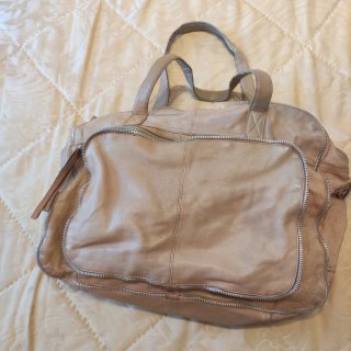 Bolso amplio de piel beige