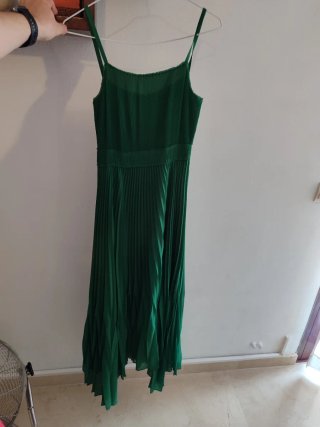 Vestido verde de fiesta plisado
