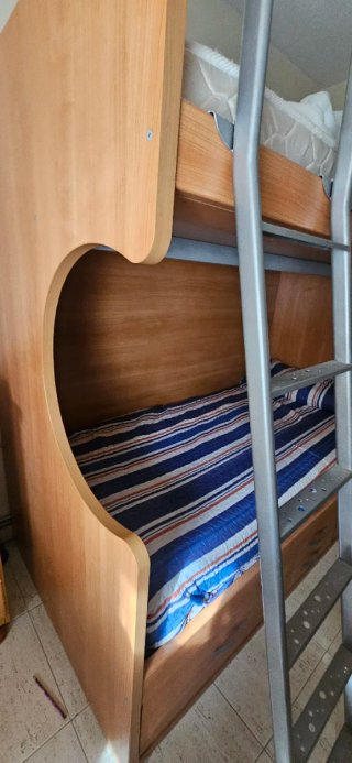 Litera de madera con escalera metal