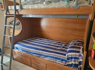 Litera de madera con escalera metal