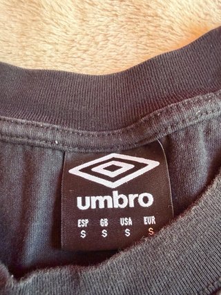 Camiseta Umbro Negra Logo Grande
