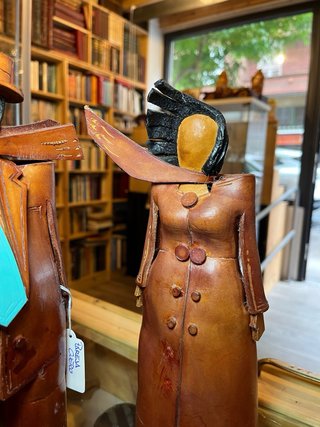 Pareja figuras cuero artesanal