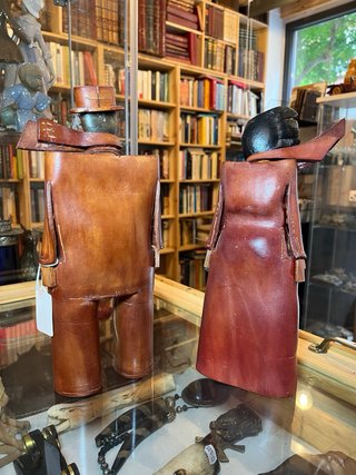 Pareja figuras cuero artesanal