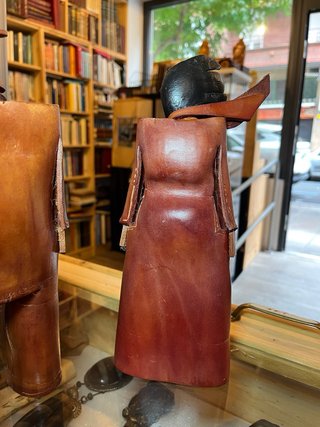Pareja figuras cuero artesanal