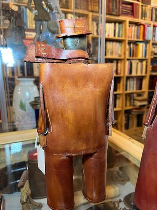 Pareja figuras cuero artesanal
