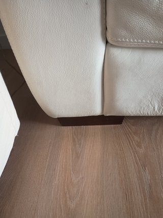 Sofá de Piel Blanco con patas madera color marrón