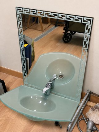 Lavabo de cristal con espejo decorado