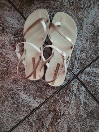 Sandalias Ipanema Blancas y Doradas