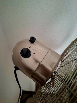 Ventilador de pie retro plateado.
