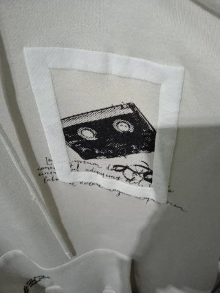 Sudadera PLAS beige estampada
